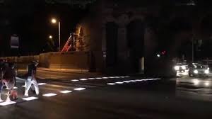 Ancsa foto attraversamento pedonale notturno